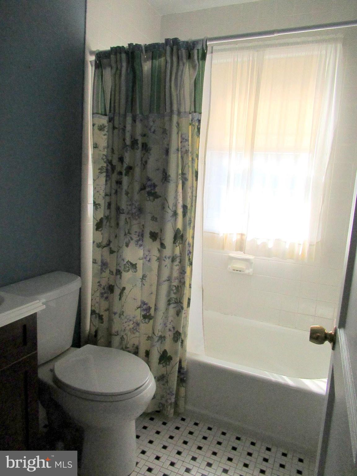 105 Overcrest Road Towson, MD 21286 - Photo 8 of 34 Halll Bath main level