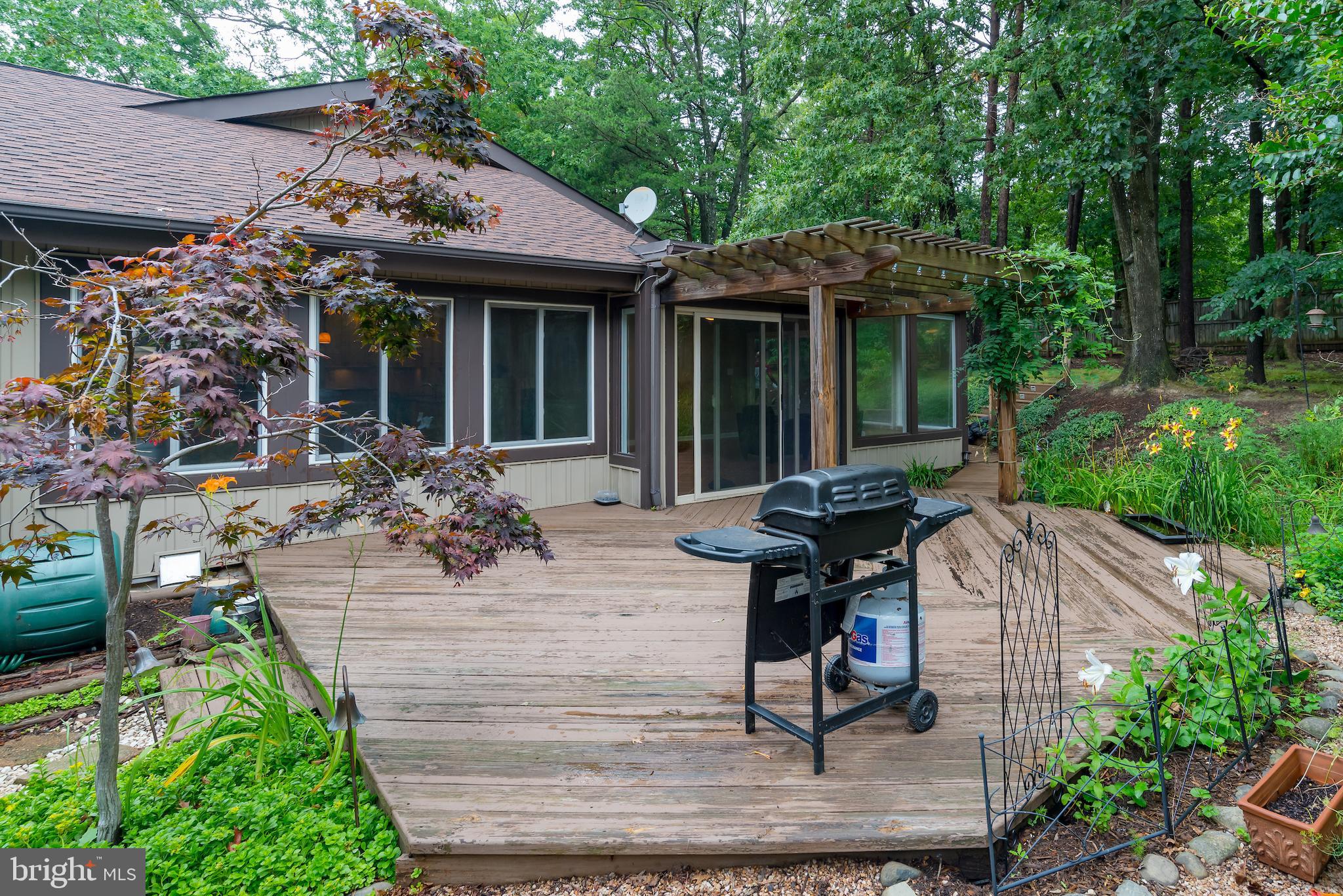 5941 Hall Street Springfield, VA 22152 - Photo 28 of 35 Entertain friends & family on the spacious deck!