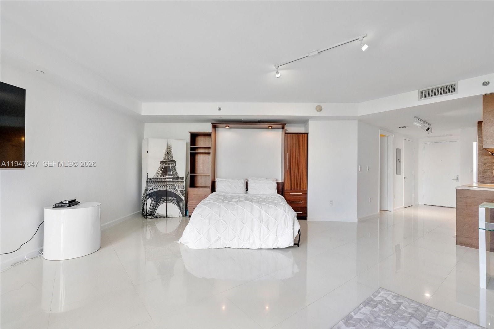 475 Brickell Avenue, Unit 5208 Miami, FL 33131 - Photo 11 of 19