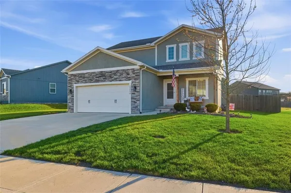 $379,900 | 12434 Live Oak Circle, Peculiar, MO 64078