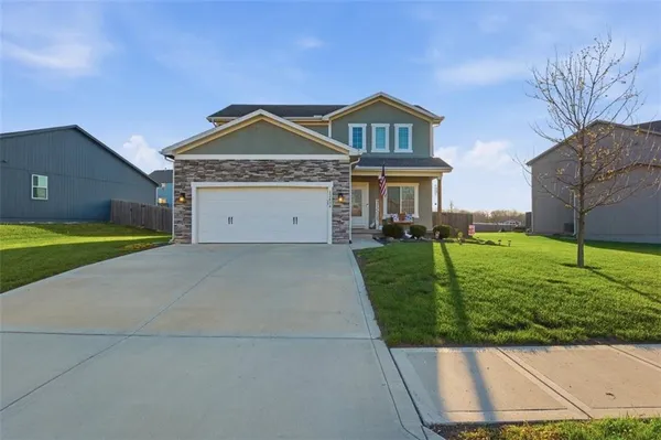 $379,900 | 12434 Live Oak Circle, Peculiar, MO 64078
