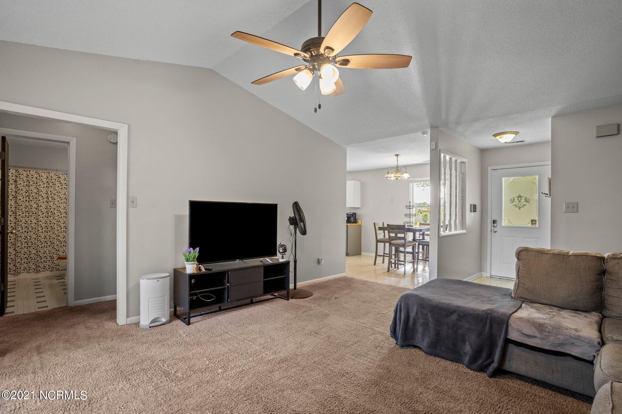 203 Balsam Road Jacksonville, NC 28546 - Photo 7 of 37 23-web-or-mls-DSC09751