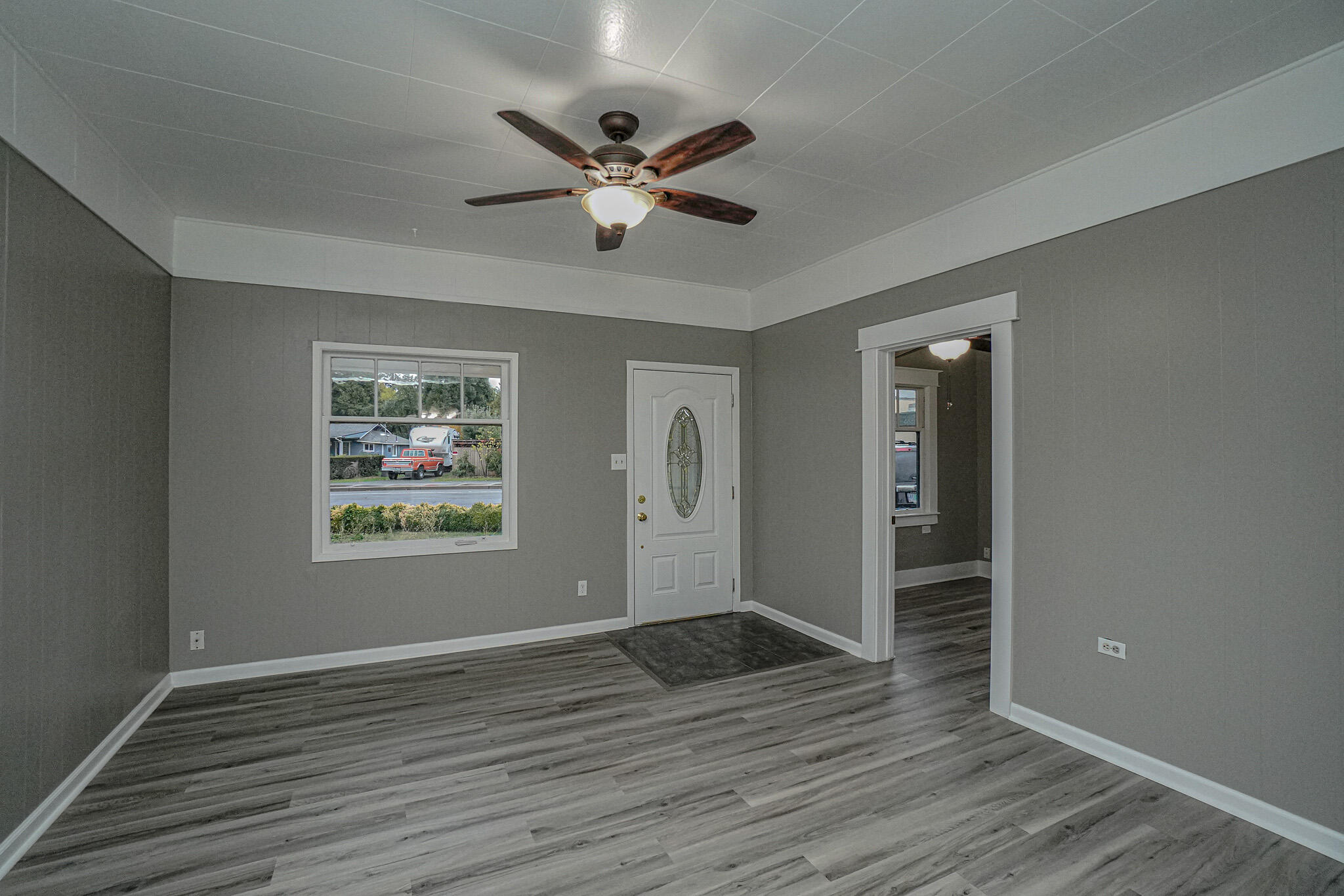 610 West 4th Street Phoenix, OR 97535 - Photo 4 of 32 DSC09936