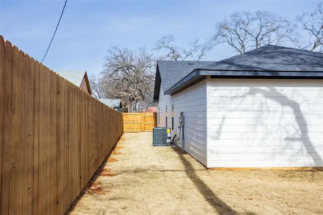 a view of a backyard with pathway