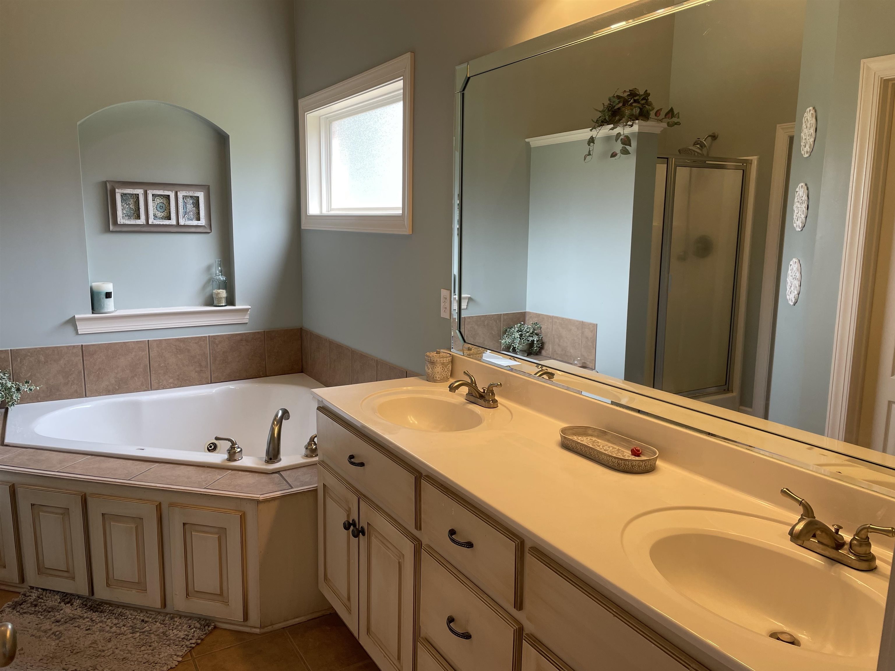 17 Flagstone Drive Jackson, TN 38305 - Photo 11 of 16 a bathroom with a tub sink and mirror