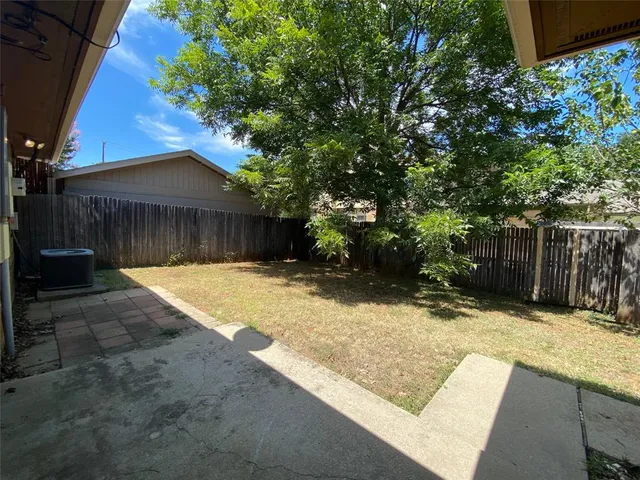 a view of a backyard