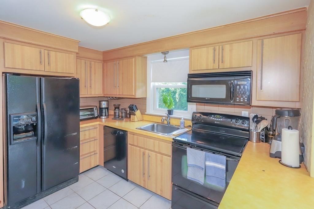 4 Lucia Road Marblehead, MA 01945 - Photo 10 of 19