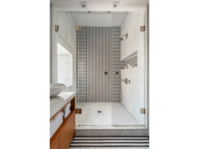 $6,250,000 | 21 East 66th Street, Unit 8W | Lenox Hill