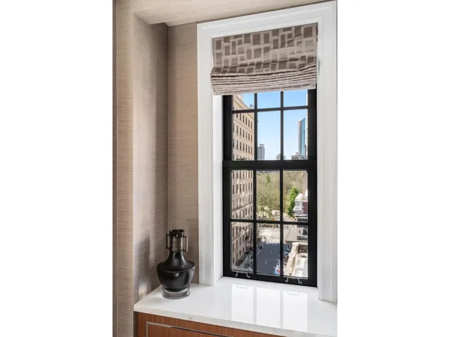 $6,250,000 | 21 East 66th Street, Unit 8W | Lenox Hill