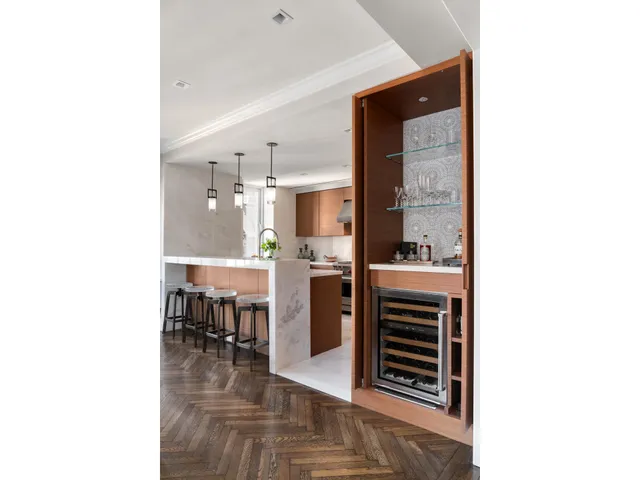 $6,250,000 | 21 East 66th Street, Unit 8W | Lenox Hill