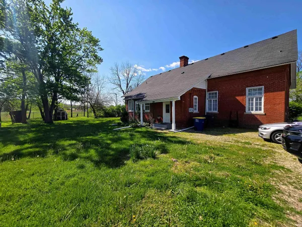 $179,900 | 1526 South Burlington Drive, Unit 1, Muncie, IN 47302