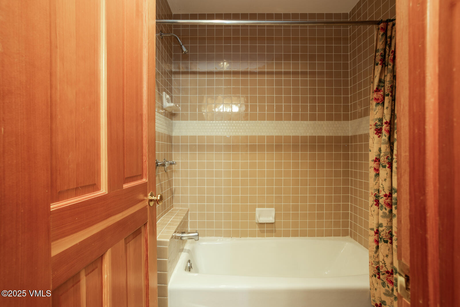 380 Offerson Road, Unit K2 Beaver Creek, CO 81620 - Photo 18 of 40 a bathroom with a shower and a bath tub