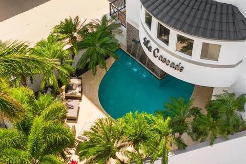 a small pool is sitting in front of a building