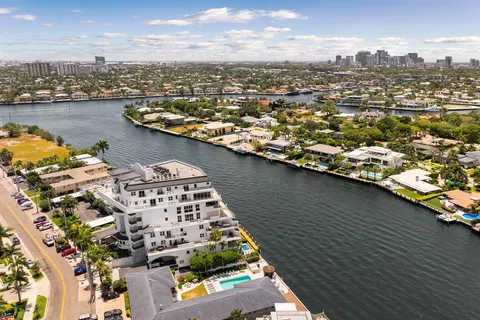 a view of a yard in front of a building