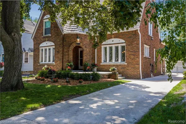 $799,900 | 1377 Harvard Road, Grosse Pointe, MI 48230
