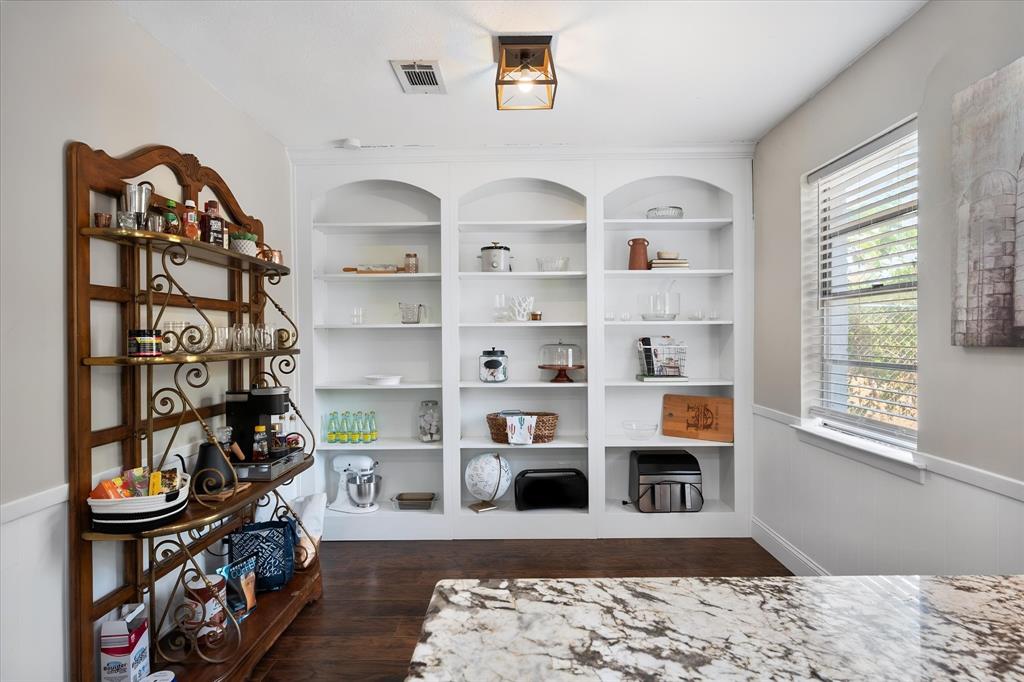 316 Northwest Wintercrest Road Burleson, TX 76028 - Photo 13 of 26 Gallery Image 13