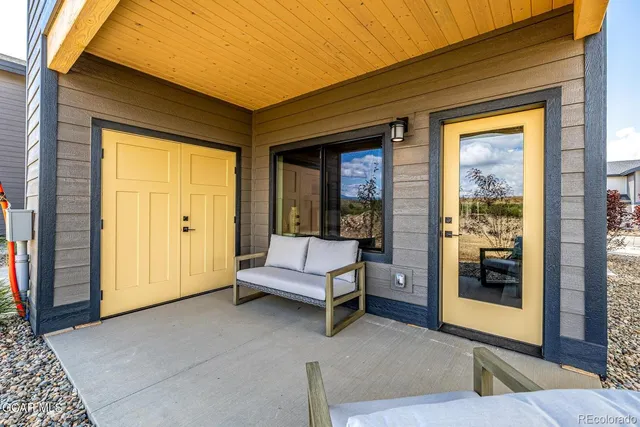 a view of livingroom with furniture