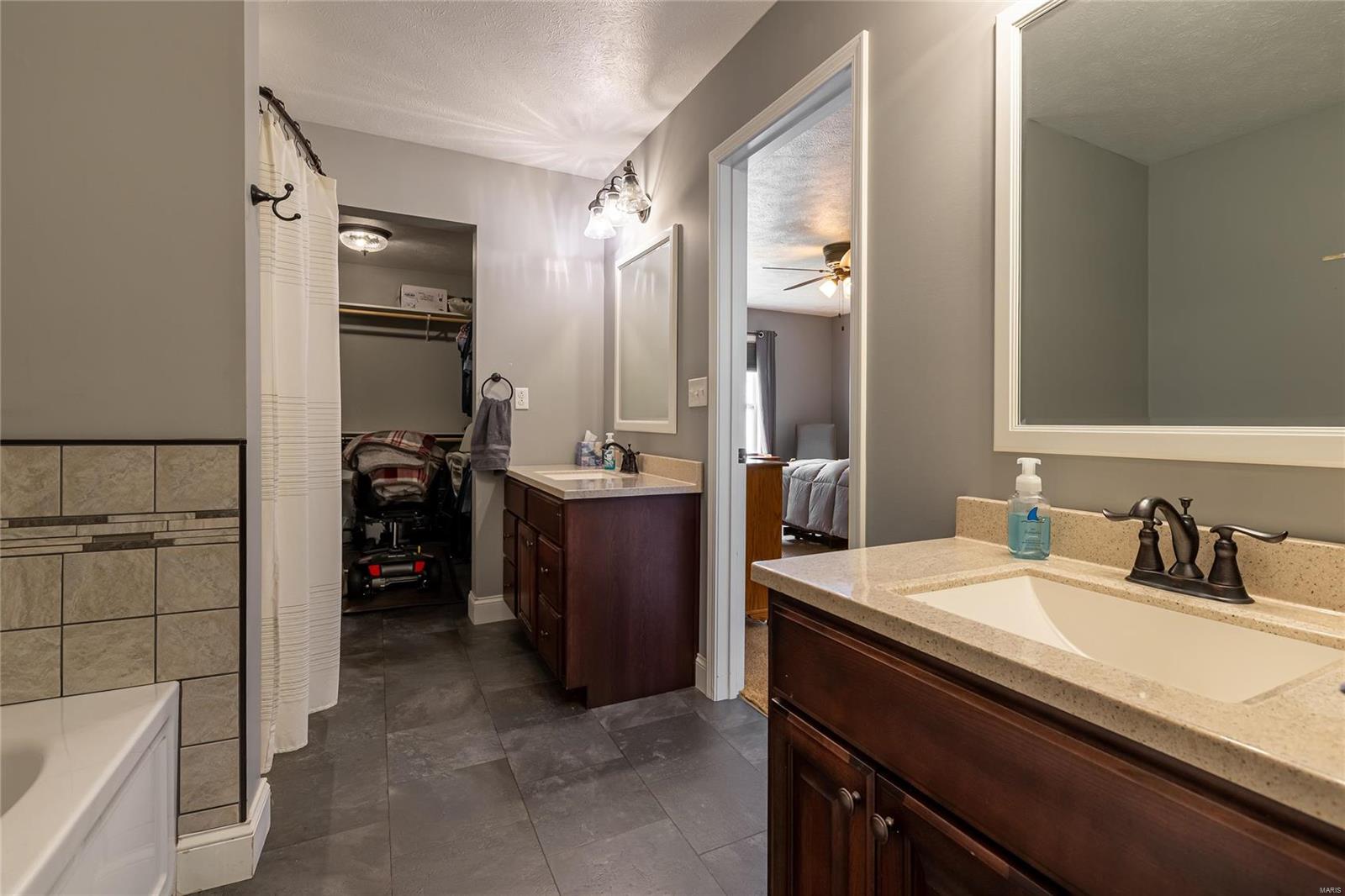 1723 Memory Lane Herrin, IL 62948 - Photo 17 of 29 Gallery Image 17