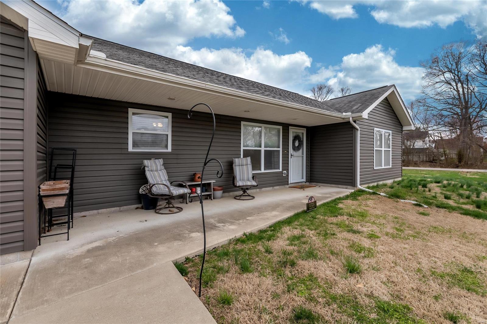 1723 Memory Lane Herrin, IL 62948 - Photo 3 of 29 Gallery Image 3