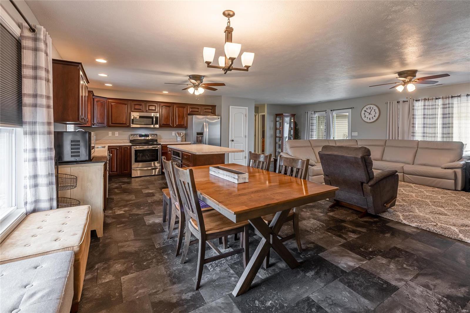 1723 Memory Lane Herrin, IL 62948 - Photo 4 of 29 Gallery Image 4