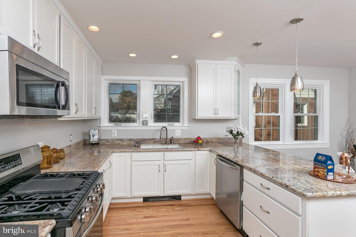 1112 Elm Ridge Avenue Baltimore, MD 21229 - Photo 2 of 30 Kitchen