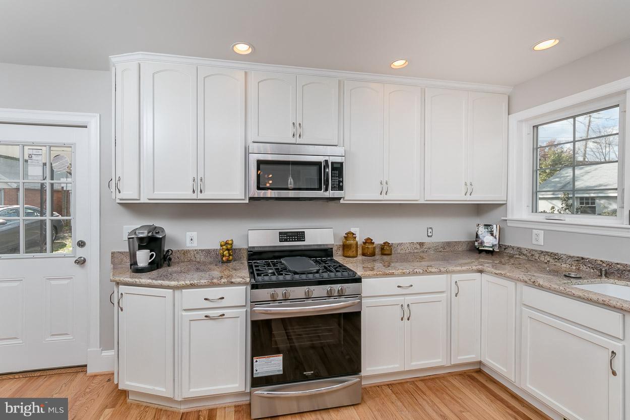 1112 Elm Ridge Avenue Baltimore, MD 21229 - Photo 3 of 30 Kitchen