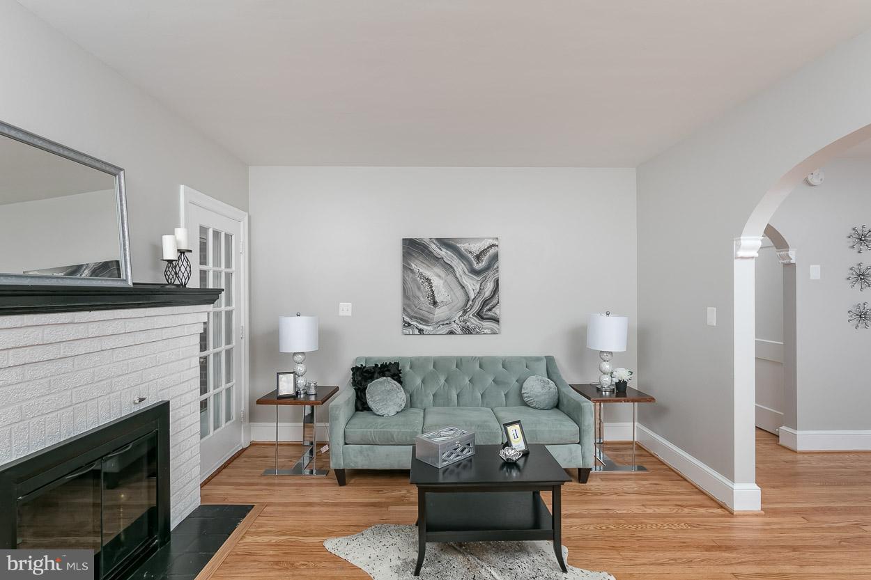 1112 Elm Ridge Avenue Baltimore, MD 21229 - Photo 9 of 30 Living Room