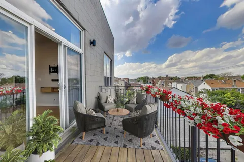 $450,000 | 1708 West Cermak Road, Unit 3W, Chicago, IL 60608