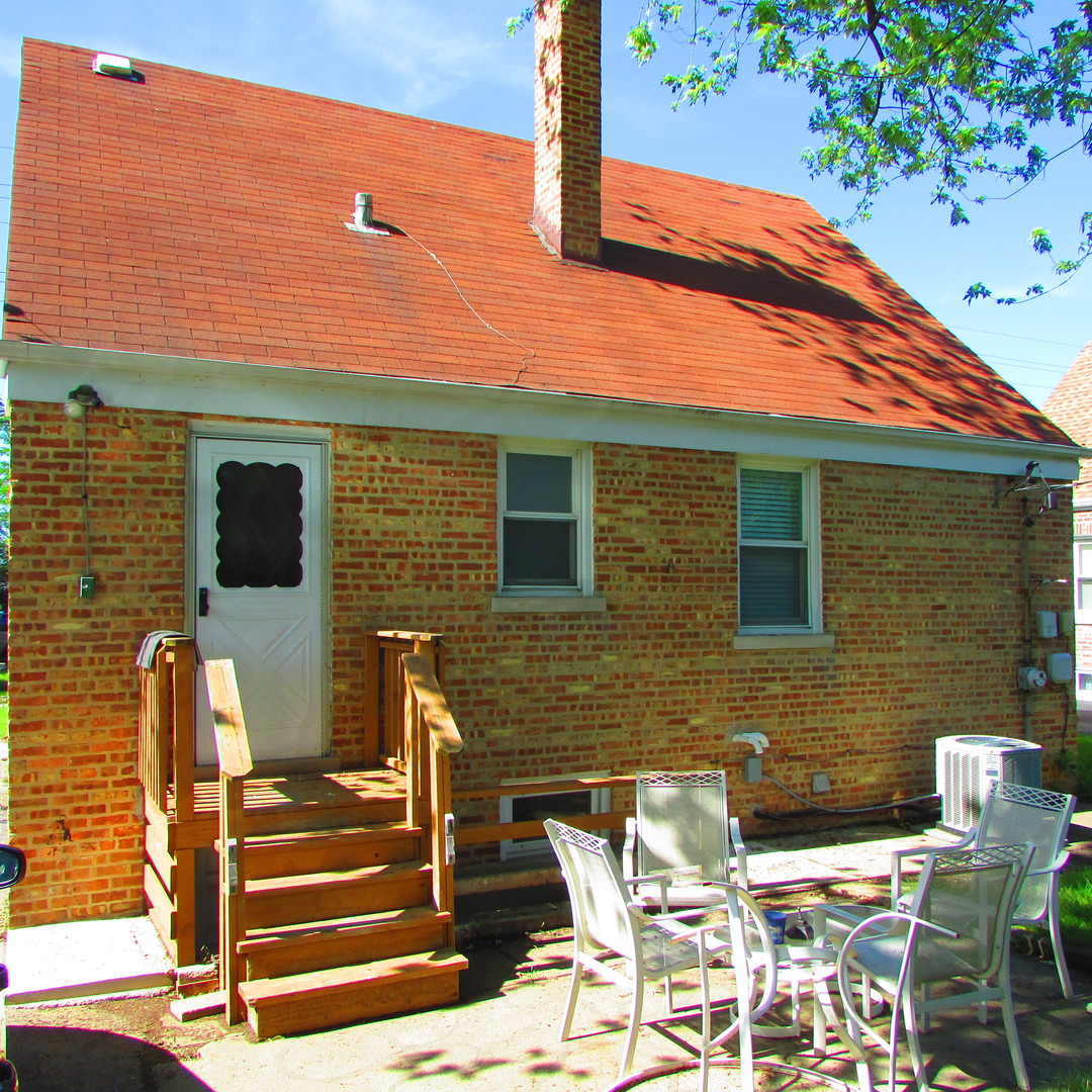 309 East Golf Road Des Plaines, IL 60016 - Photo 25 of 27 a backyard of a house with table and chairs