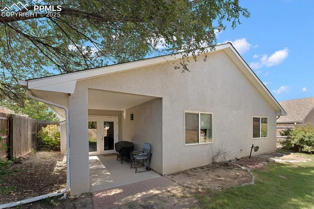 a view of a house with backyard and sitting area
