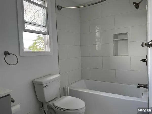 $2,800 | 143 West 2nd Street, Unit 2, Clifton, NJ 07011