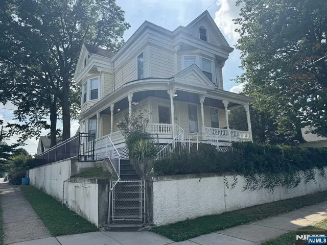 a view of yard with green space