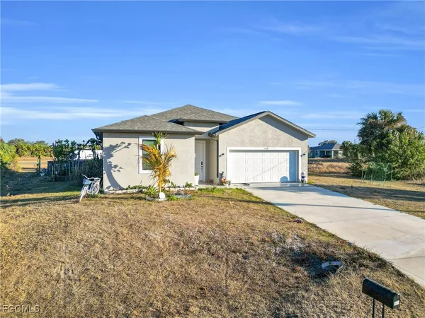 a view of a house with backyard and porch