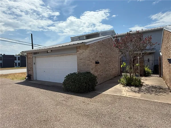 $225,000 | 830 Cliff Drive, Unit 18, Portland, TX 78374