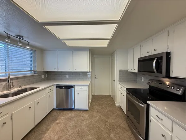 $225,000 | 830 Cliff Drive, Unit 18, Portland, TX 78374