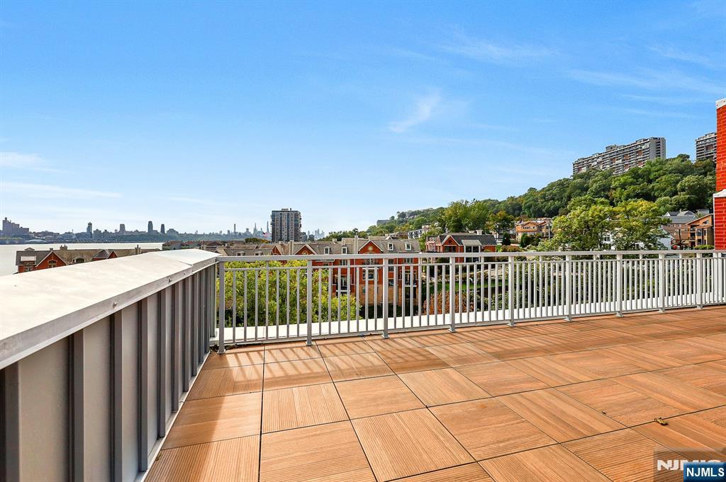 22 Vela Way Edgewater, NJ 07020 - Photo 39 of 43