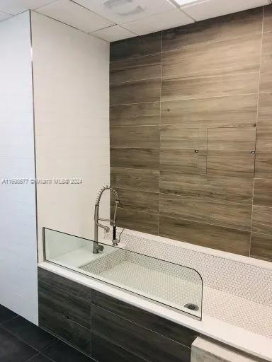 1919 Southeast 10th Avenue, Unit 2121 Fort Lauderdale, FL 33316 - Photo 9 of 35 a bathroom with a sink and a bathtub