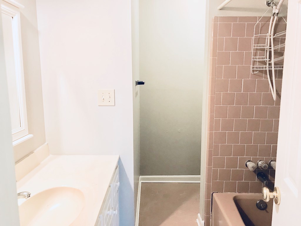 102 Valley Ridge Drive Perry, GA 31069 - Photo 15 of 25 a bathroom with a bathtub