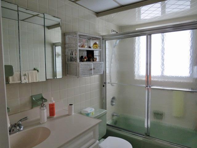 1207 Mockingbird Road Key Largo, FL 33037 - Photo 26 of 40 Family Bathroom