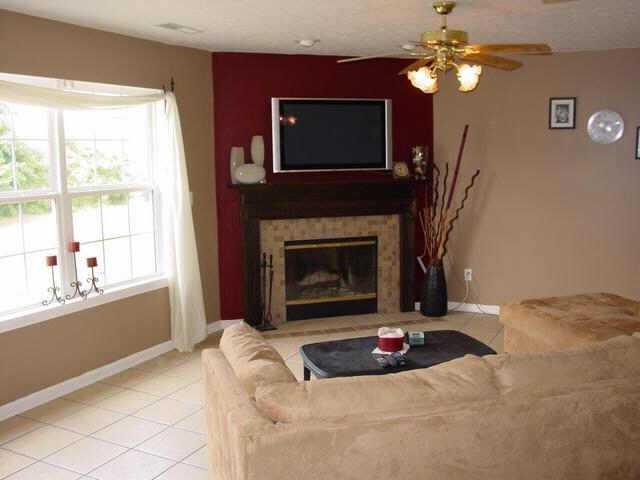 11056 Springtree Place Indianapolis, IN 46239 - Photo 3 of 9 Gallery Image 3