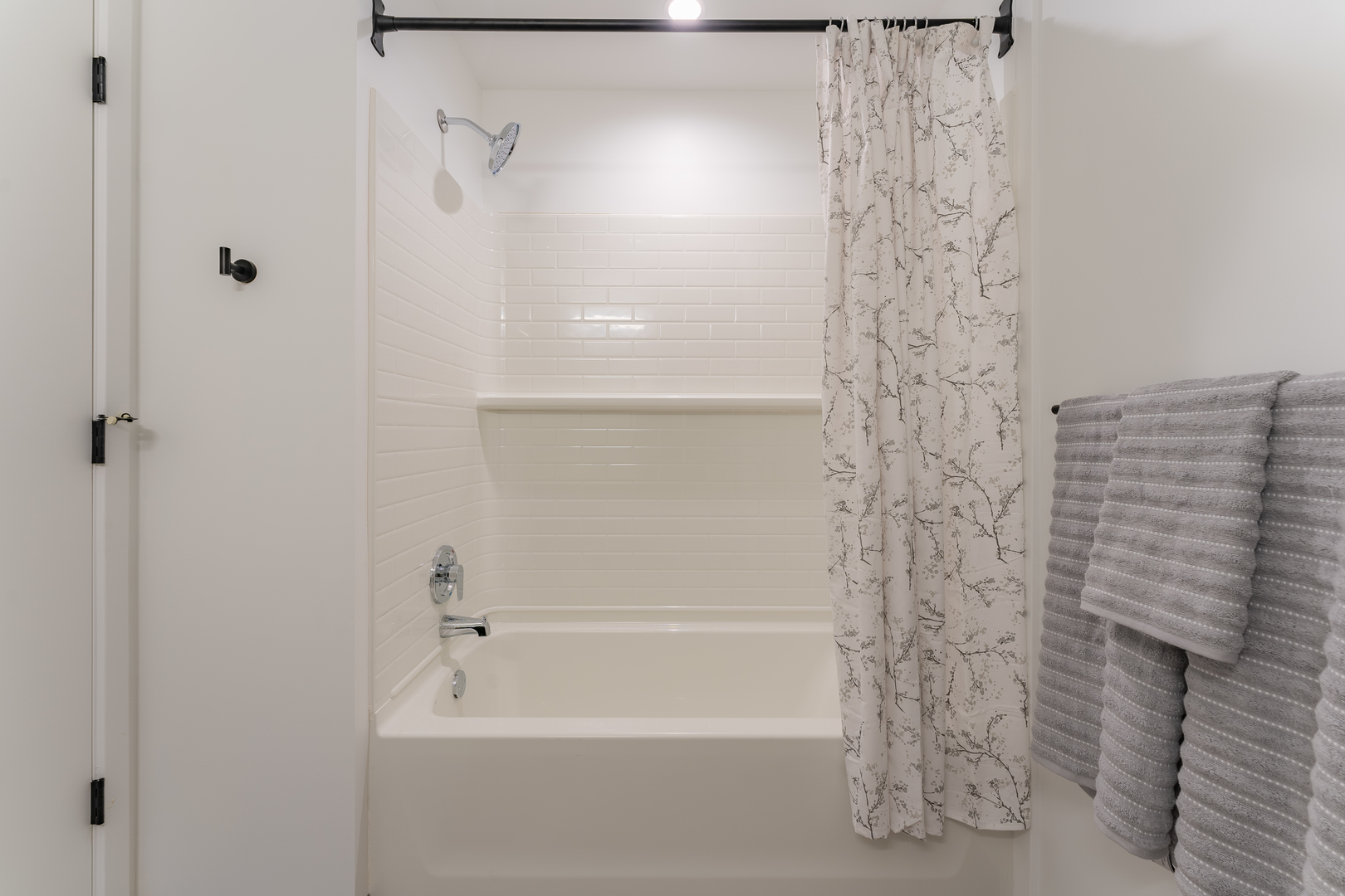 Undisclosed Address Chicago, IL 60642 - Photo 14 of 15 a bathroom with a bathtub