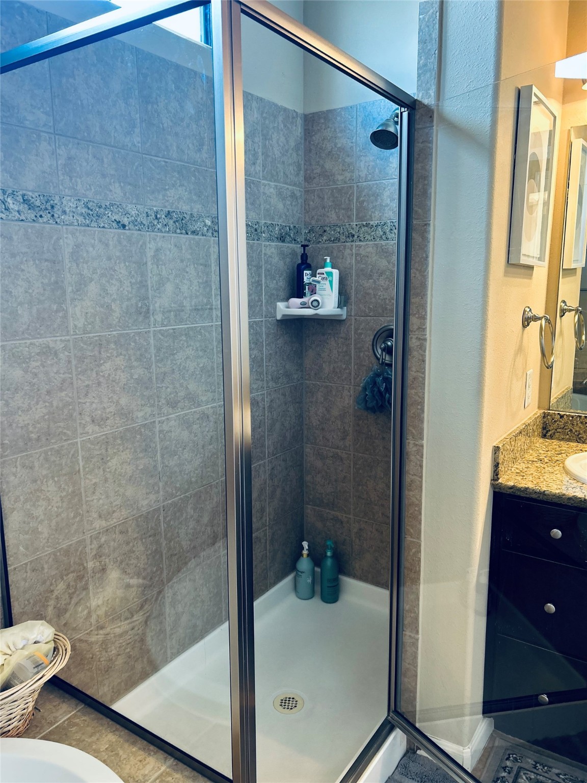 1049 West 22nd Street, Unit H Houston, TX 77008 - Photo 11 of 43 a bathroom with a shower and a sink