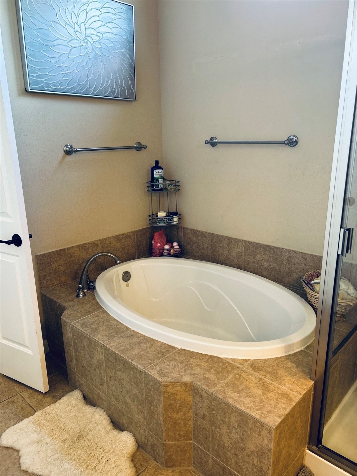 1049 West 22nd Street, Unit H Houston, TX 77008 - Photo 13 of 43 a bathroom with a tub