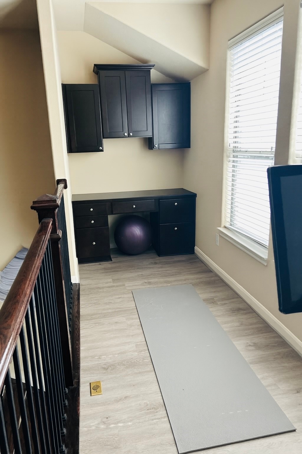 1049 West 22nd Street, Unit H Houston, TX 77008 - Photo 16 of 43 a room with a window and a television