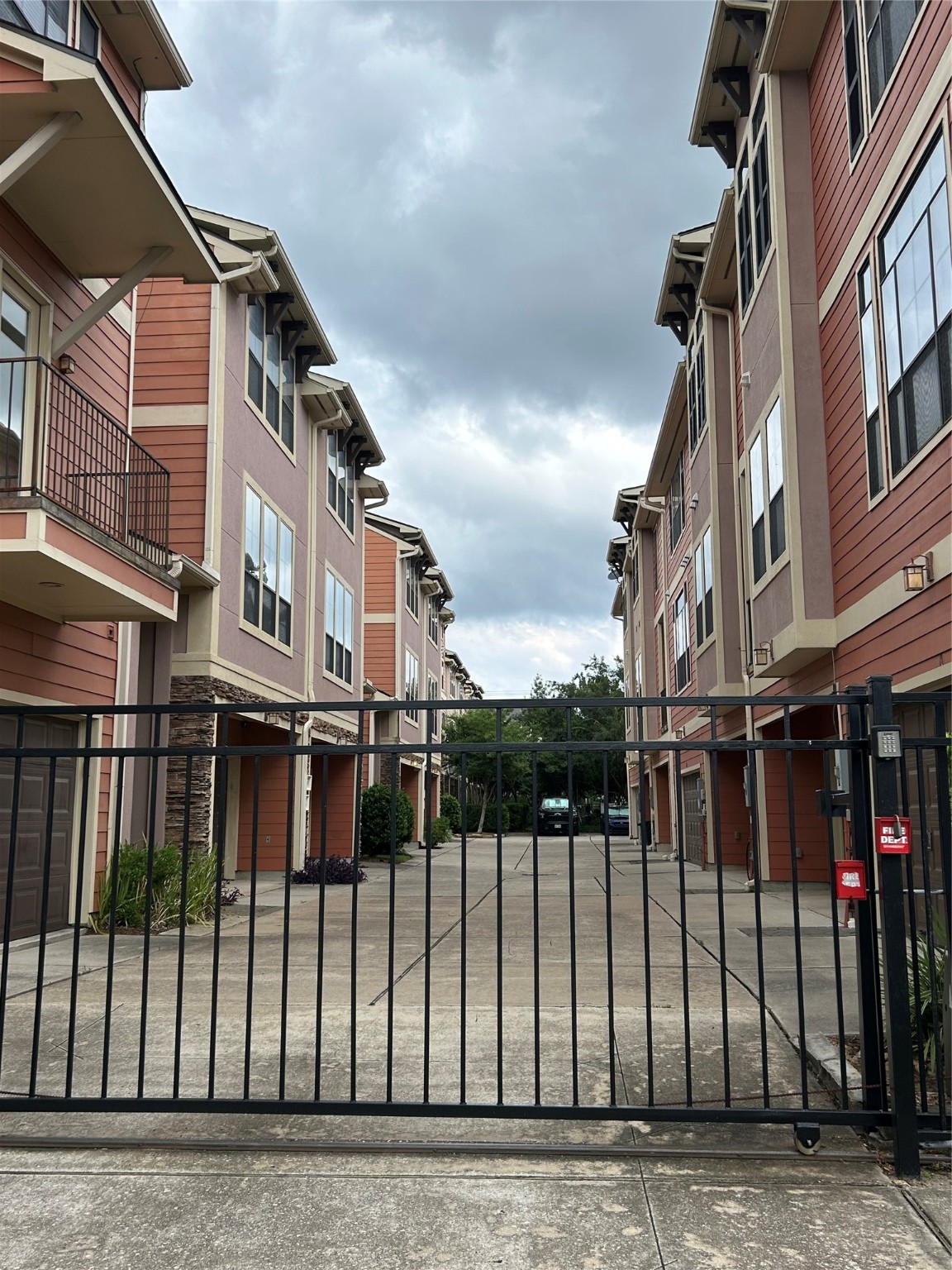 1049 West 22nd Street, Unit H Houston, TX 77008 - Photo 2 of 43 a view of a building from a balcony