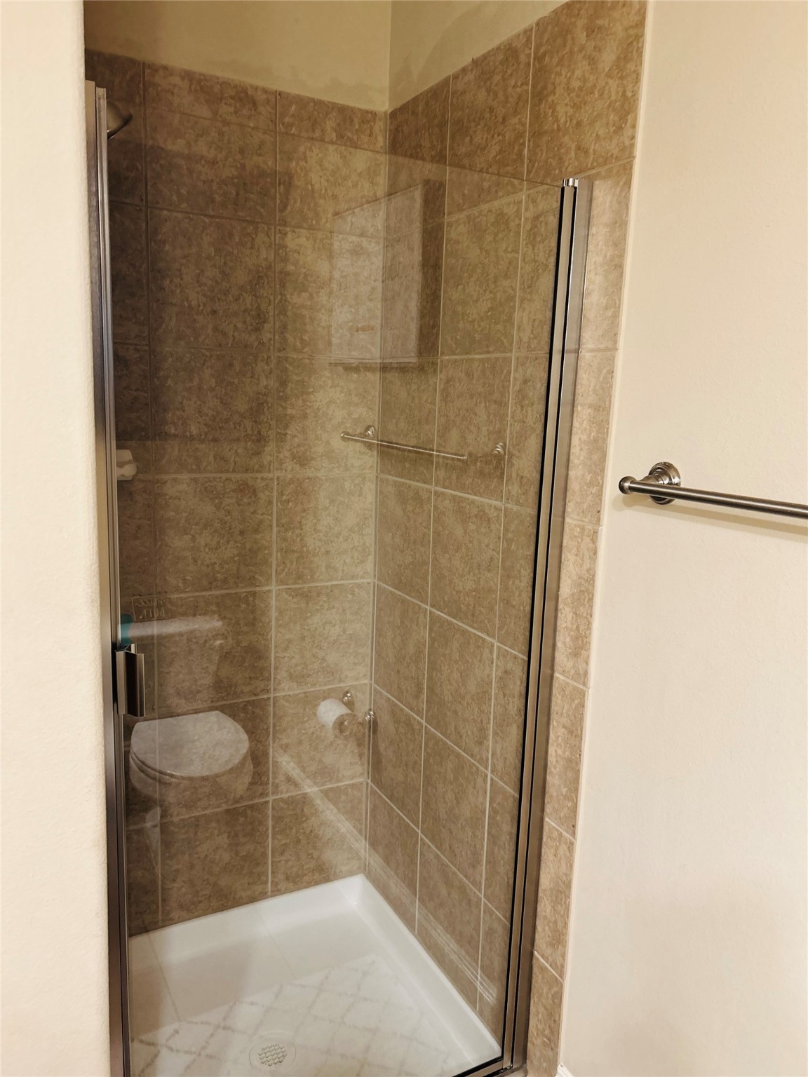 1049 West 22nd Street, Unit H Houston, TX 77008 - Photo 26 of 43 a bathroom with a shower and a toilet