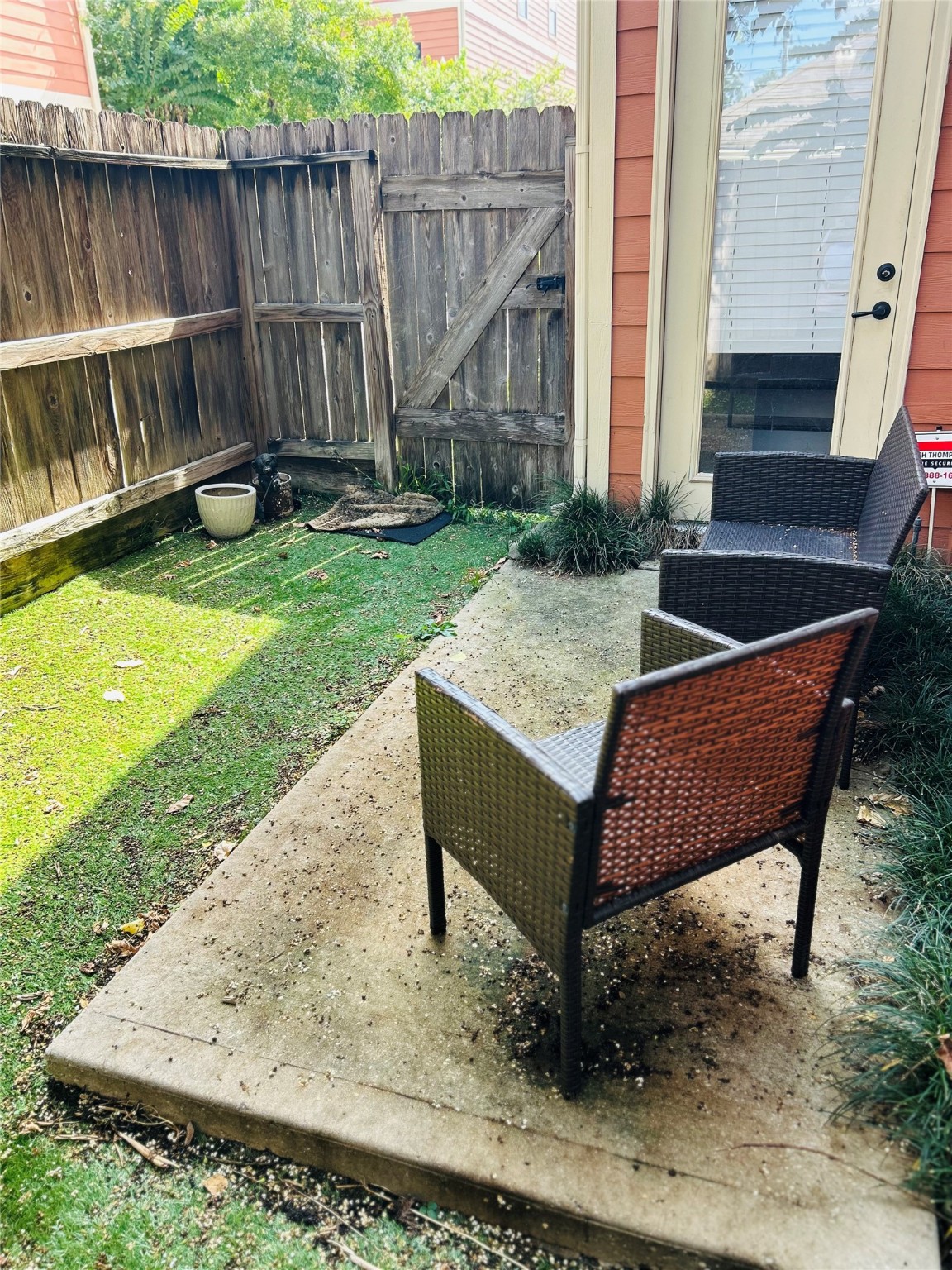 1049 West 22nd Street, Unit H Houston, TX 77008 - Photo 31 of 43 a wooden bench sitting in front of a house