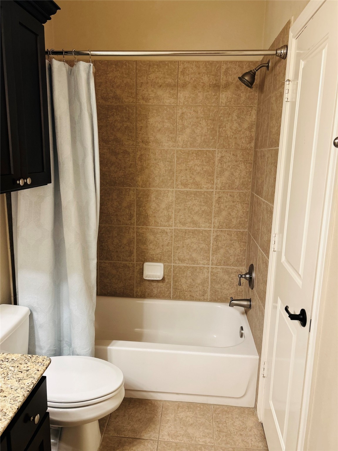 1049 West 22nd Street, Unit H Houston, TX 77008 - Photo 33 of 43 a bathroom with a toilet and a bathtub