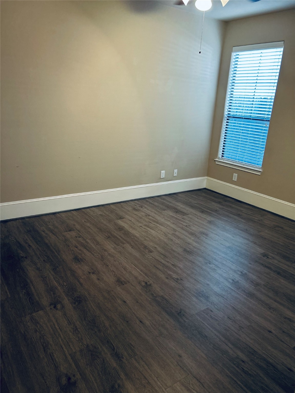 1049 West 22nd Street, Unit H Houston, TX 77008 - Photo 36 of 43 an empty room with wooden floor and windows