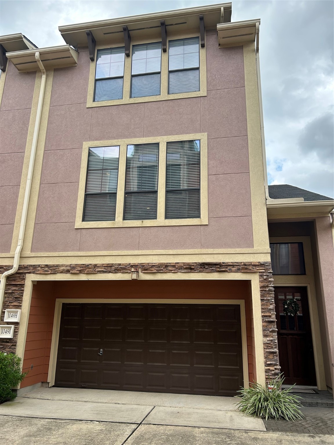 1049 West 22nd Street, Unit H Houston, TX 77008 - Photo 41 of 43 a building with a window and balcony